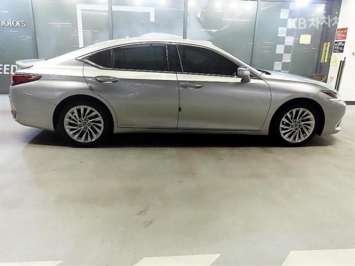 Lexus ES New Generation 300h Luxury+ 4