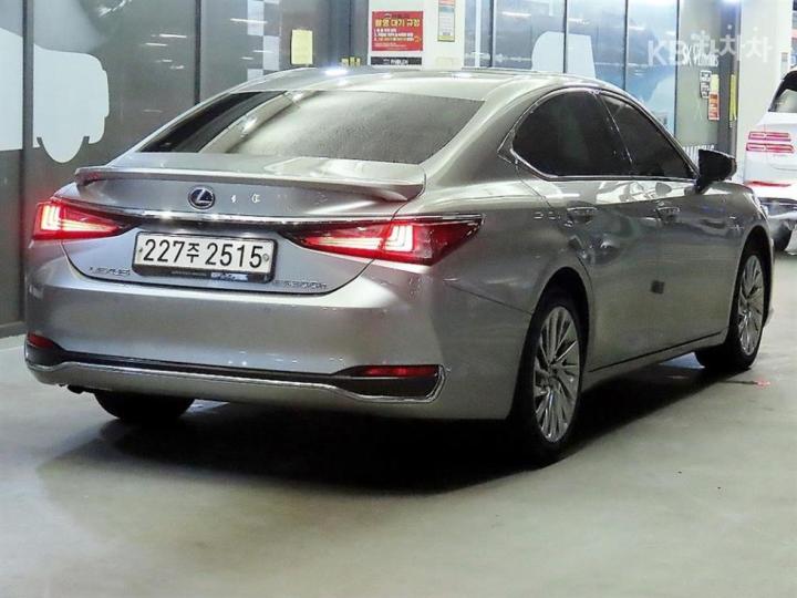 Lexus ES New Generation 300h Luxury+ 5
