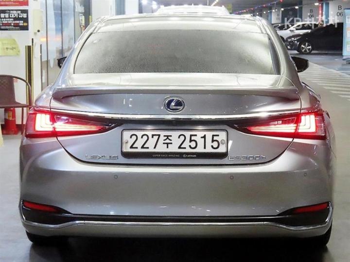 Lexus ES New Generation 300h Luxury+ 6