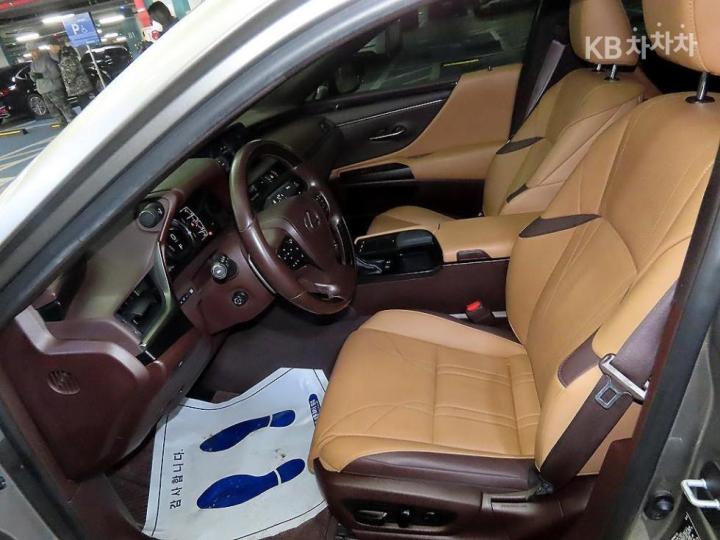 Lexus ES New Generation 300h Luxury+ 7