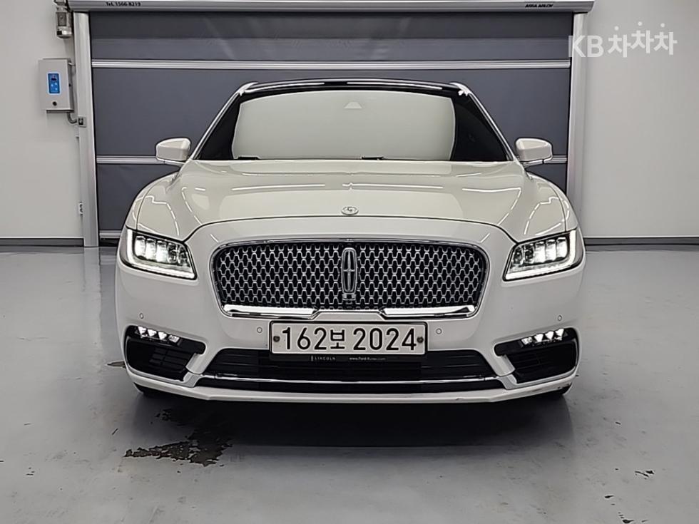 2017 Lincoln 10 photo