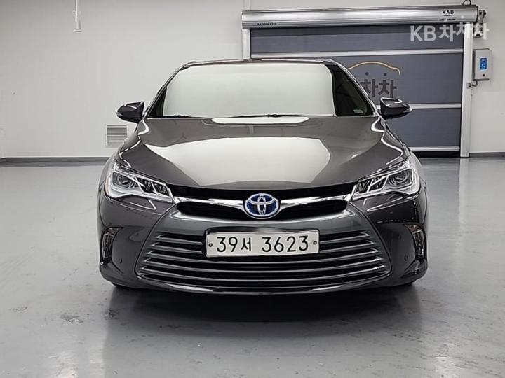 Toyota Camry New 2.5 Hybrid XLE 3