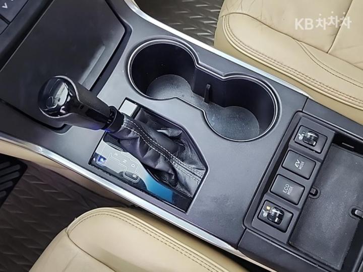 Toyota Camry New 2.5 Hybrid XLE 9