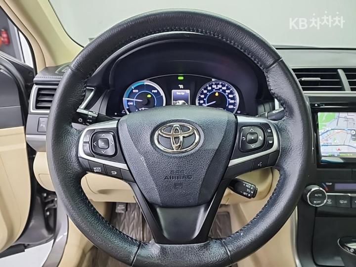 Toyota Camry New 2.5 Hybrid XLE 10