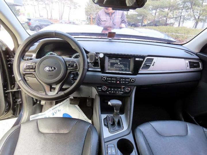 Kia Niro 1.6 Luxury 8