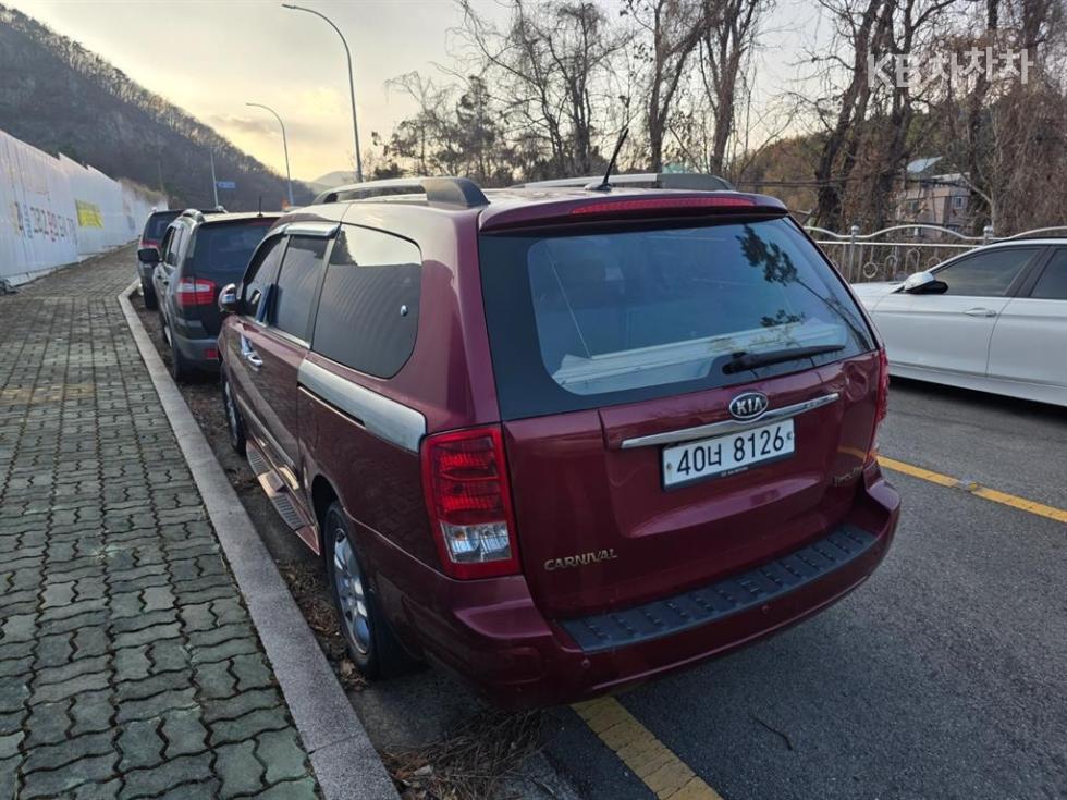 2011 - kia carnival