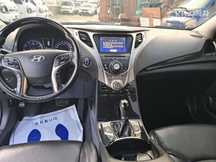 Hyundai Grandeur HG HG240 Luxury 9