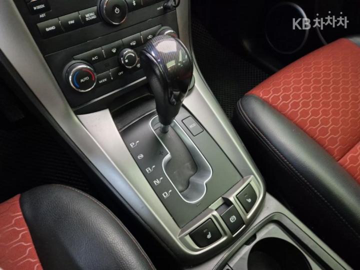 Chevrolet Captiva 2WD Dynamic Red 9