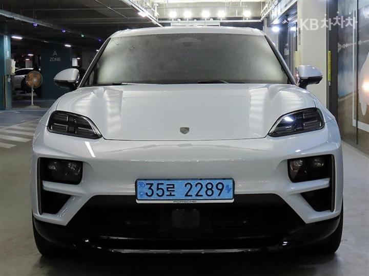 Porsche Macan EV Turbo Base Type 3