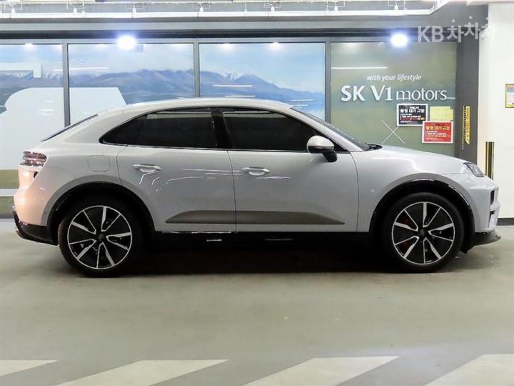 Porsche Macan EV Turbo Base Type 4