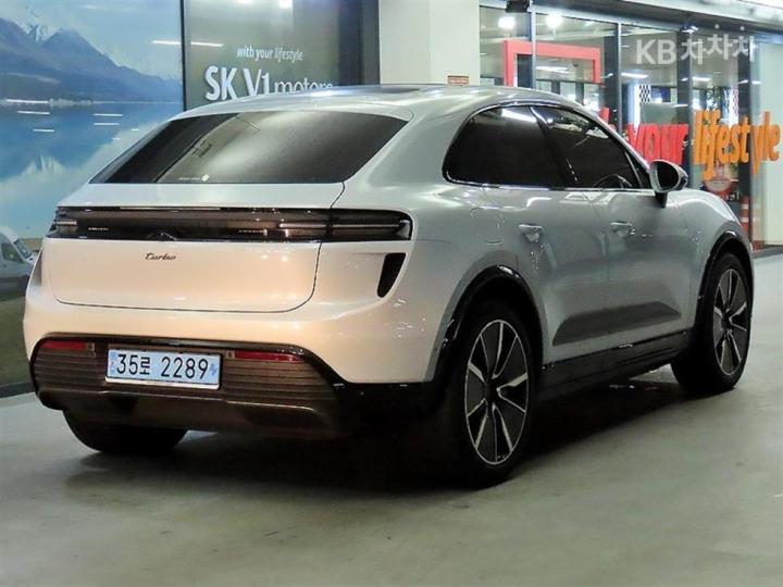 Porsche Macan EV Turbo Base Type 5