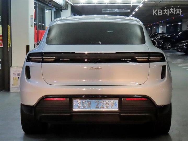 Porsche Macan EV Turbo Base Type 6