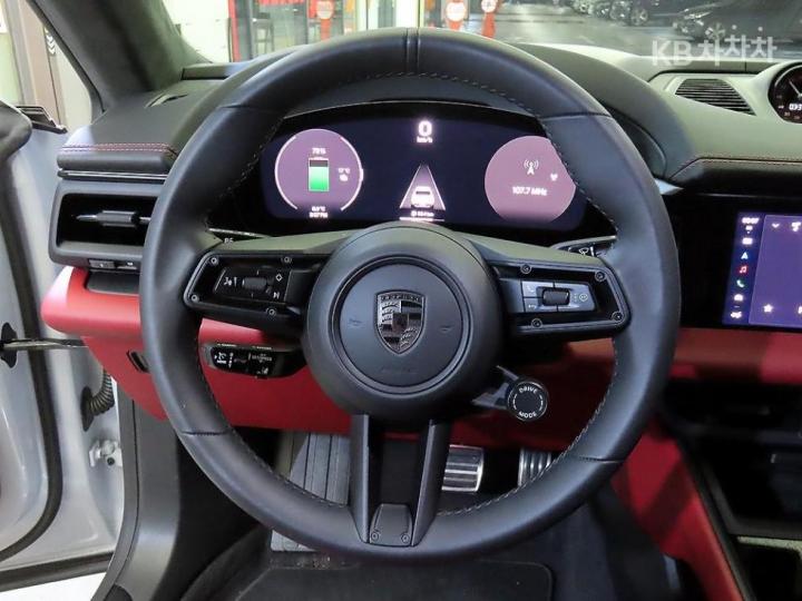 Porsche Macan EV Turbo Base Type 9