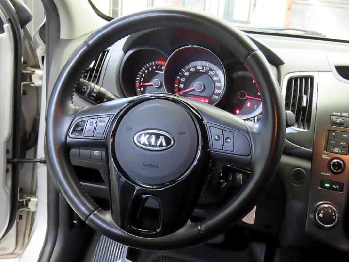 Kia Forte Hatchback 1.6 GDI Luxury 9