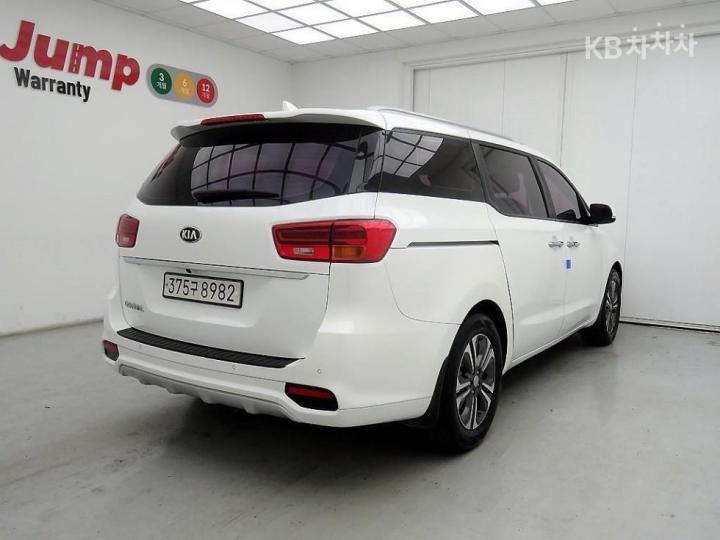 Kia Carnival 2.2 Diesel Luxury 5