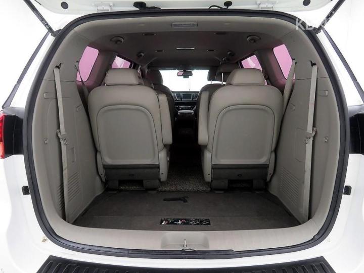 Kia Carnival 2.2 Diesel Luxury 6