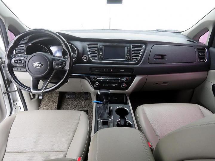 Kia Carnival 2.2 Diesel Luxury 9
