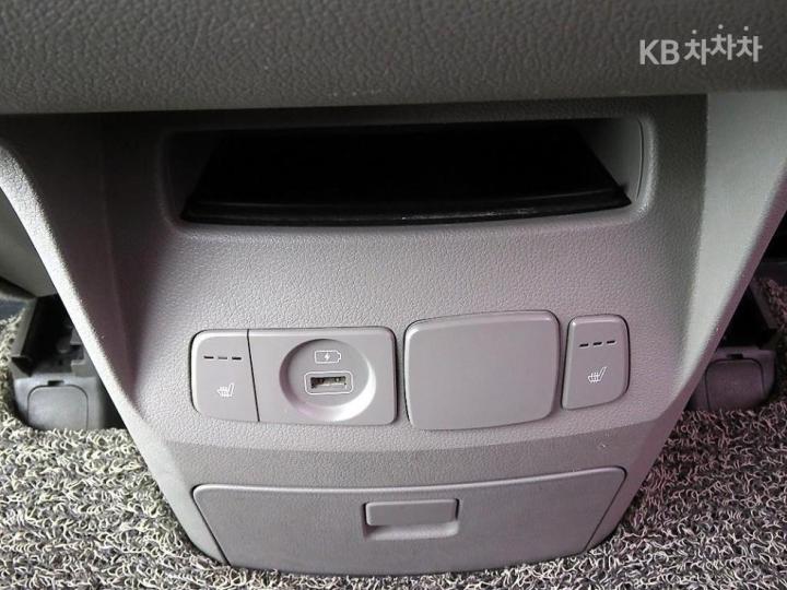 Kia Carnival 2.2 Diesel Luxury 10