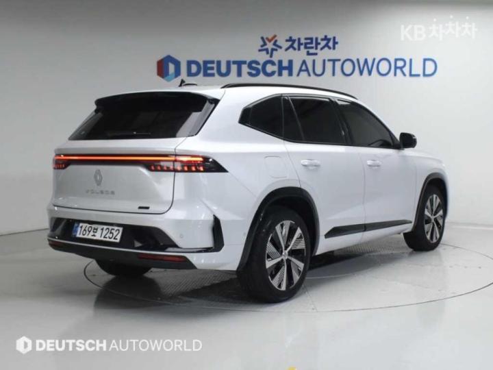 Renault Koleos E-Tech Hybrid Iconic 3