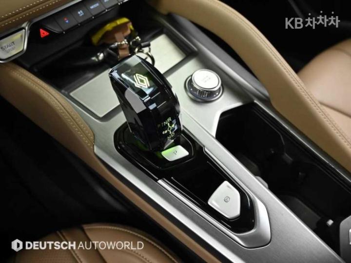 Renault Koleos E-Tech Hybrid Iconic 10