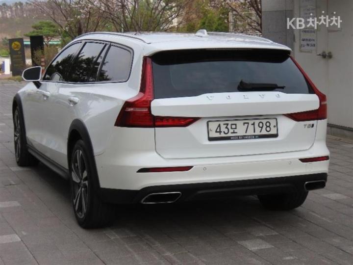 Volvo V60 CC T5 AWD Pro 5