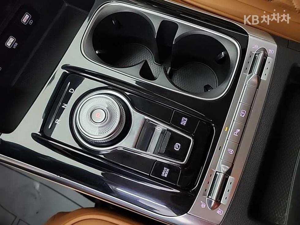 2023 Kia 4 photo