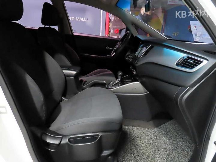 Kia Carens 2.0 LPi Luxury 9