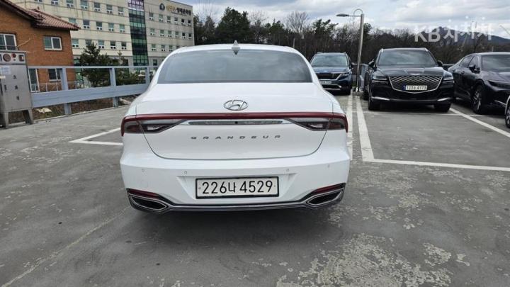 Hyundai Grandeur LPi 3.0 Premium 6