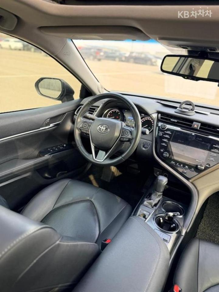 Toyota Camry XV70 2.5 Base Type 7