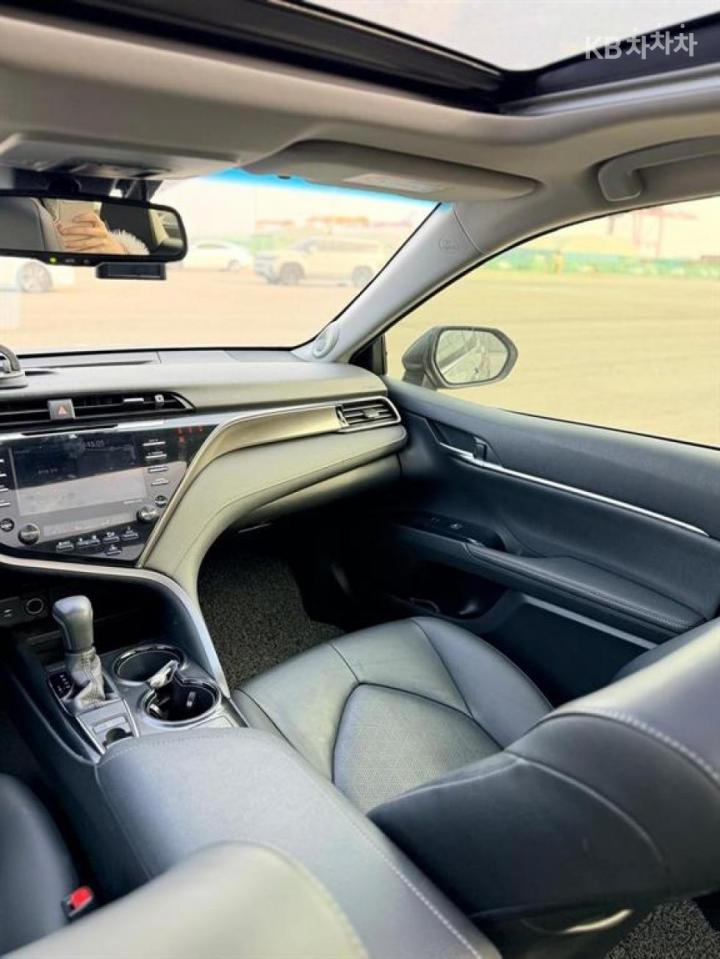 Toyota Camry XV70 2.5 Base Type 8