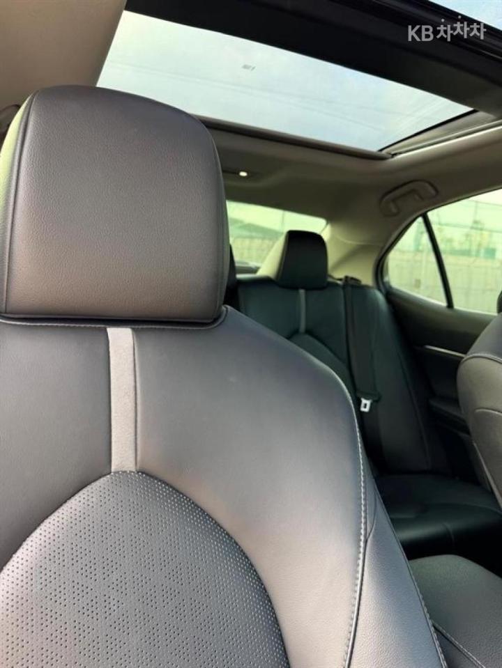 Toyota Camry XV70 2.5 Base Type 10