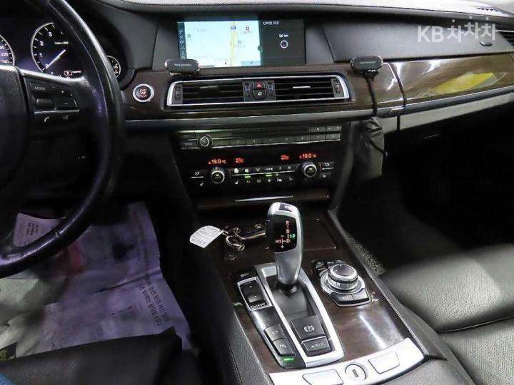 BMW 7 Series New 750Li Base Type 10