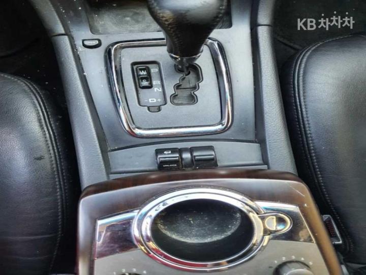 KG Mobility (Ssangyong) Chairman H 600S Top Model 5