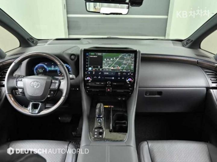 Toyota Alphard AH30 2.5 HEV AWD Base Type 8