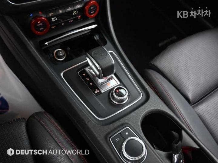 Mercedes-Benz CLA-Class CLA45AMG 4Matic C117 10