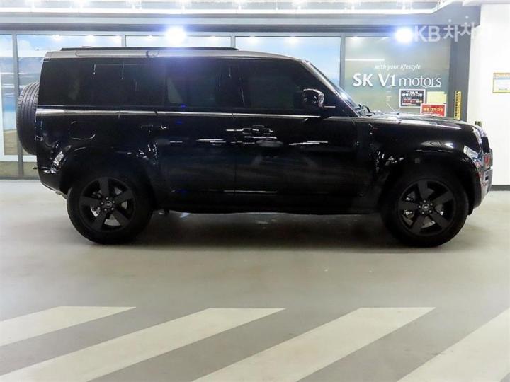 Land Rover Defender L663 110 P300 X-DYN SE 4