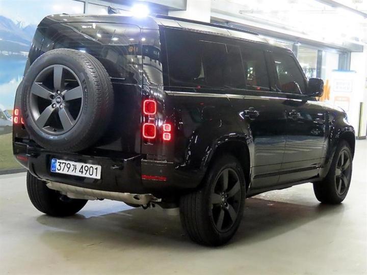Land Rover Defender L663 110 P300 X-DYN SE 5