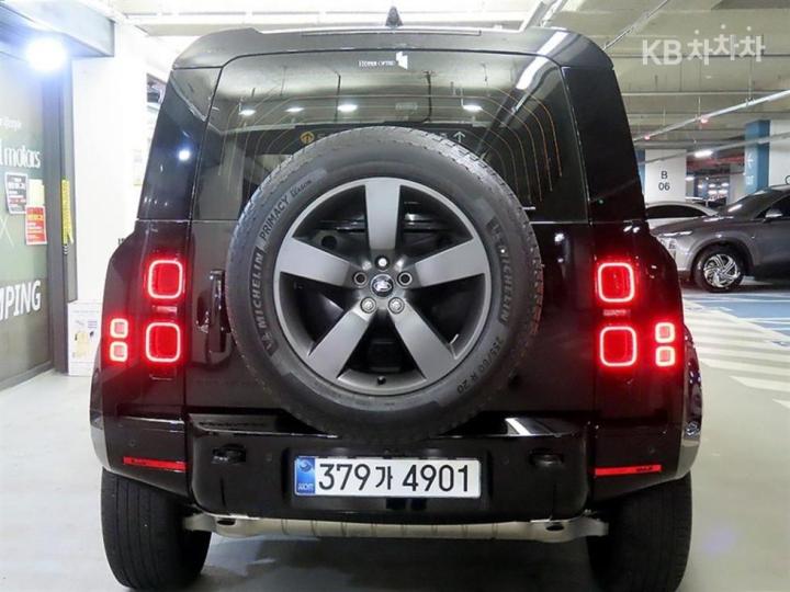 Land Rover Defender L663 110 P300 X-DYN SE 6