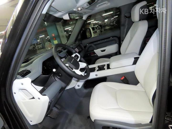 Land Rover Defender L663 110 P300 X-DYN SE 7
