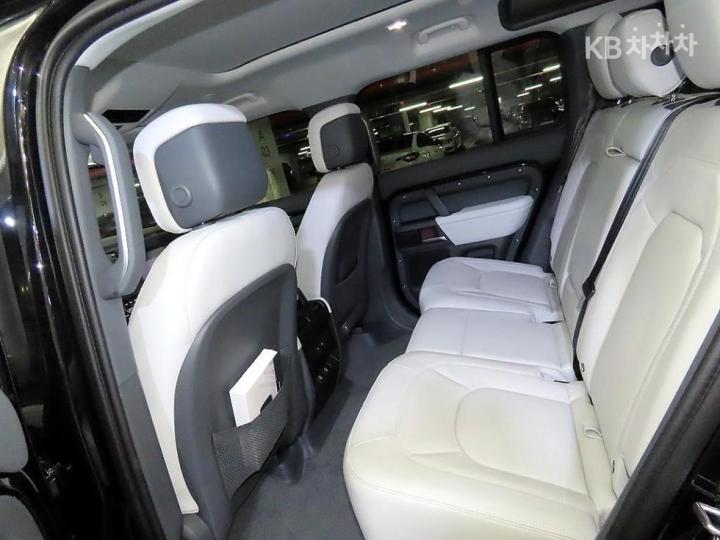 Land Rover Defender L663 110 P300 X-DYN SE 8