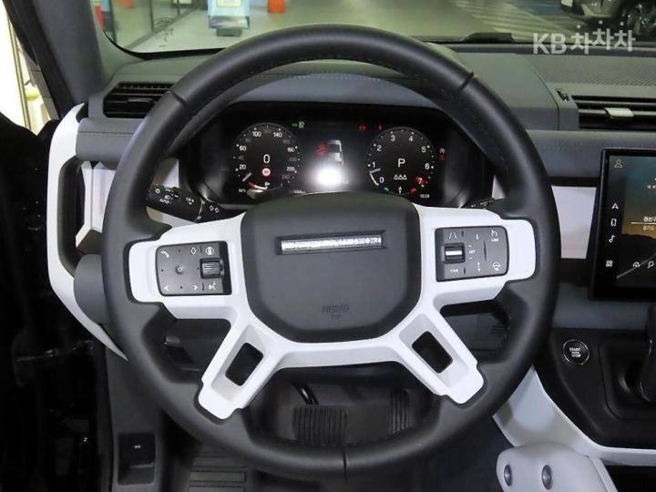 Land Rover Defender L663 110 P300 X-DYN SE 9
