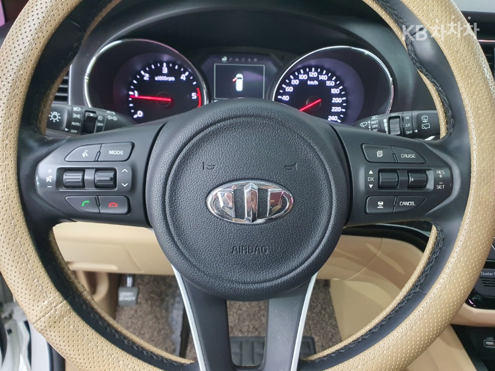 Kia Carnival — miniaturë 18
