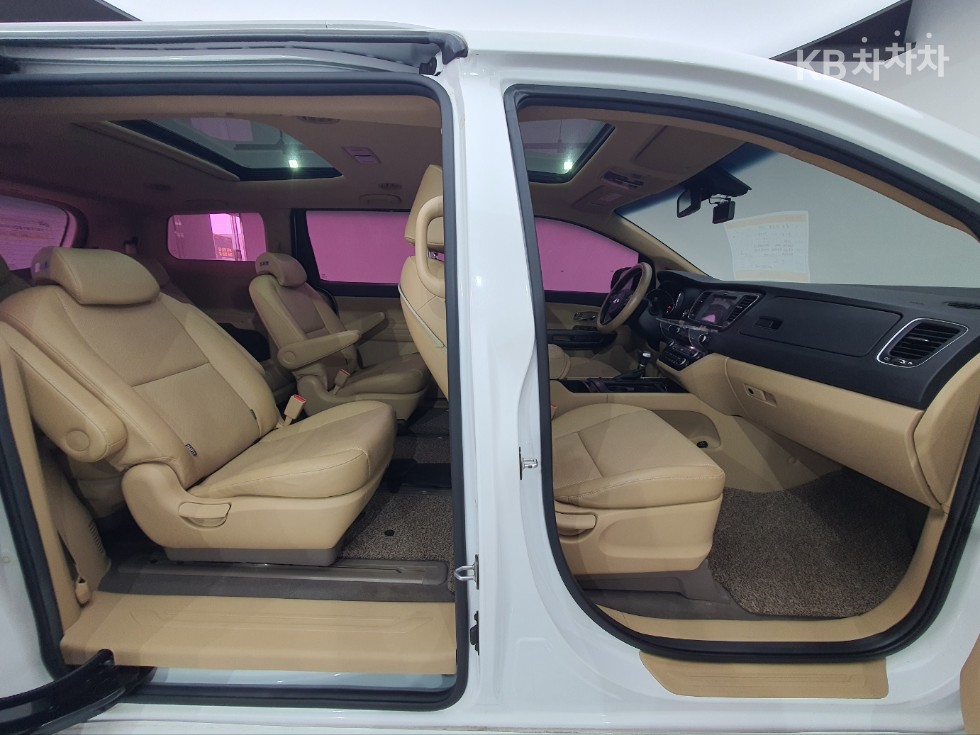 Kia Carnival — miniaturë 28