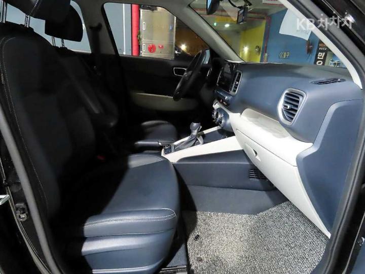 Hyundai Venue Gasoline 1.6 Modern 9