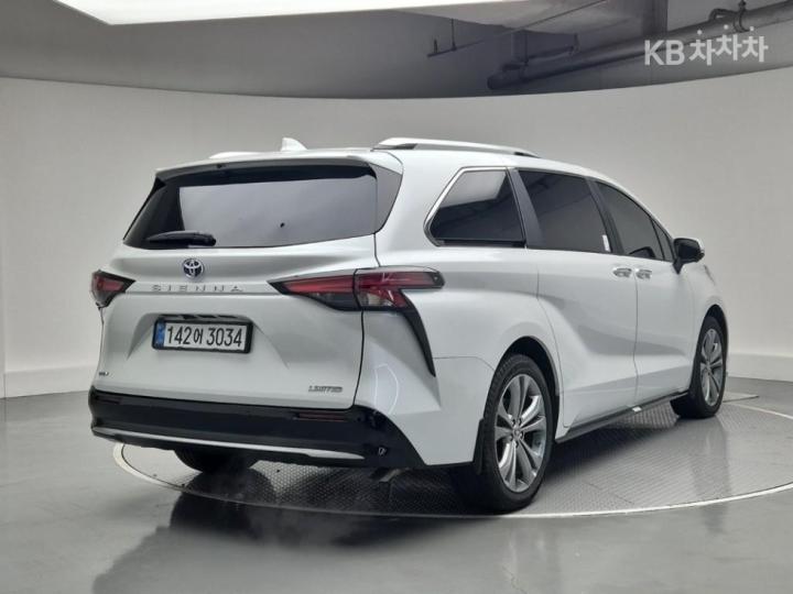 Toyota Sienna 2.5 Hybrid 2WD 4