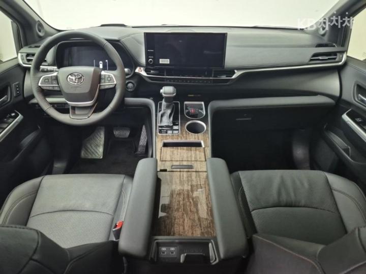 Toyota Sienna 2.5 Hybrid 2WD 8