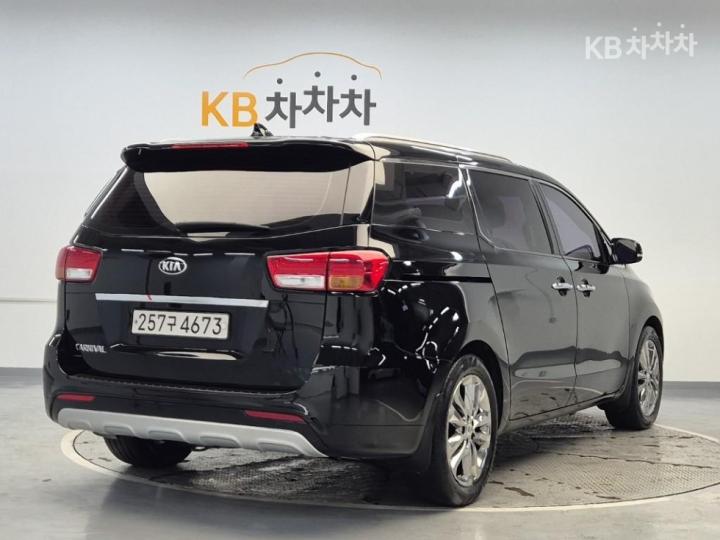 Kia Carnival 2.2 Diesel Prestige 4
