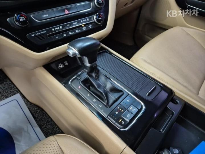 Kia Carnival 2.2 Diesel Prestige 9