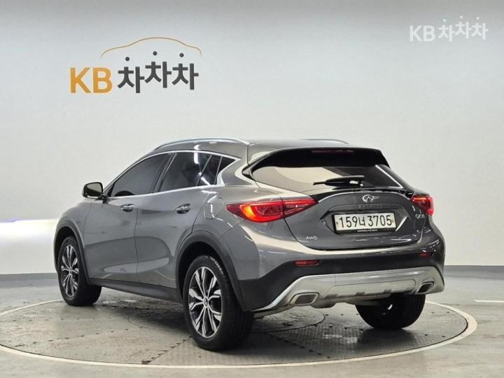 Infiniti QX QX30 2.0 AWD Essential 3
