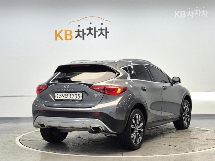 Infiniti QX QX30 2.0 AWD Essential 4